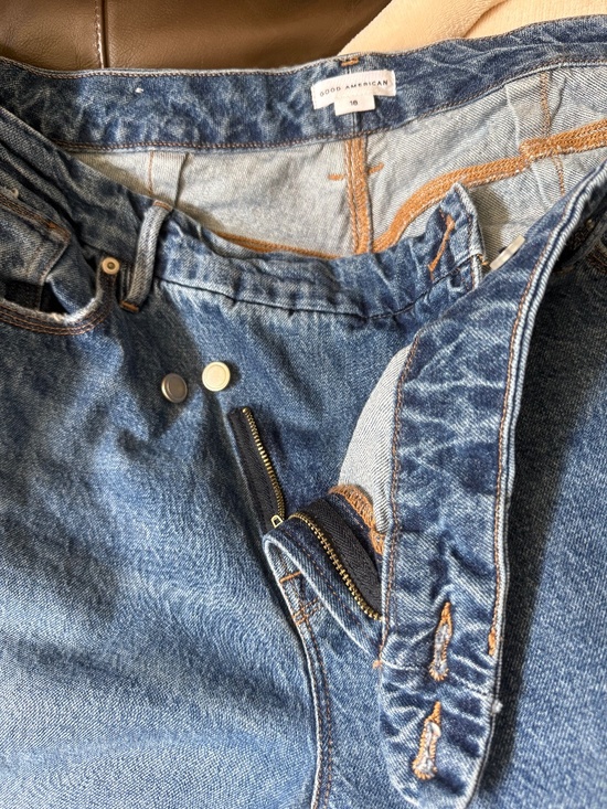 Good American Denim - Good American Wide leg jeans with asymmetrical button